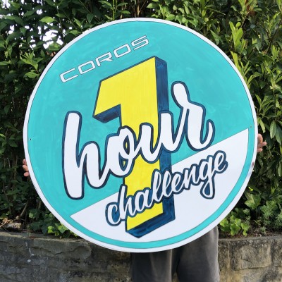 Logo und Tafel One hour challenge